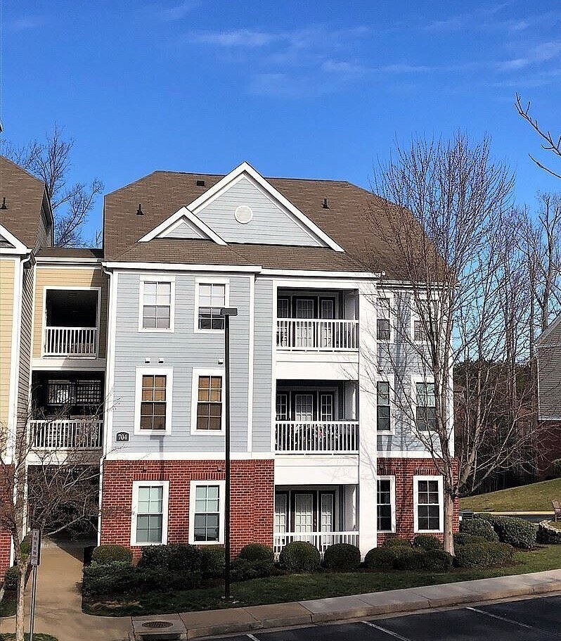 Building entrance - 704 Bristol Village Dr