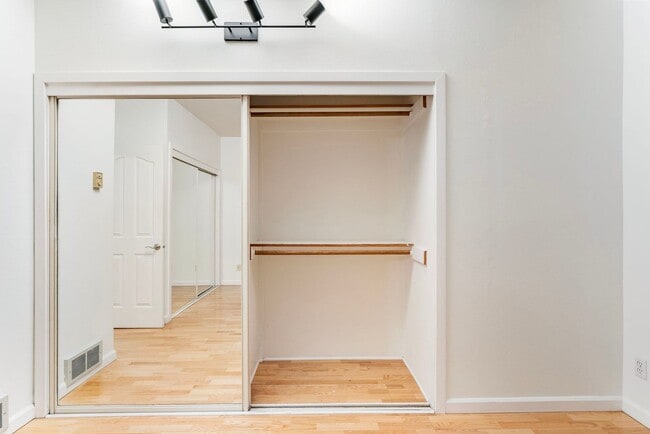 Building Photo - Riverplace Condominiums - 1 bed/1 bath cor...