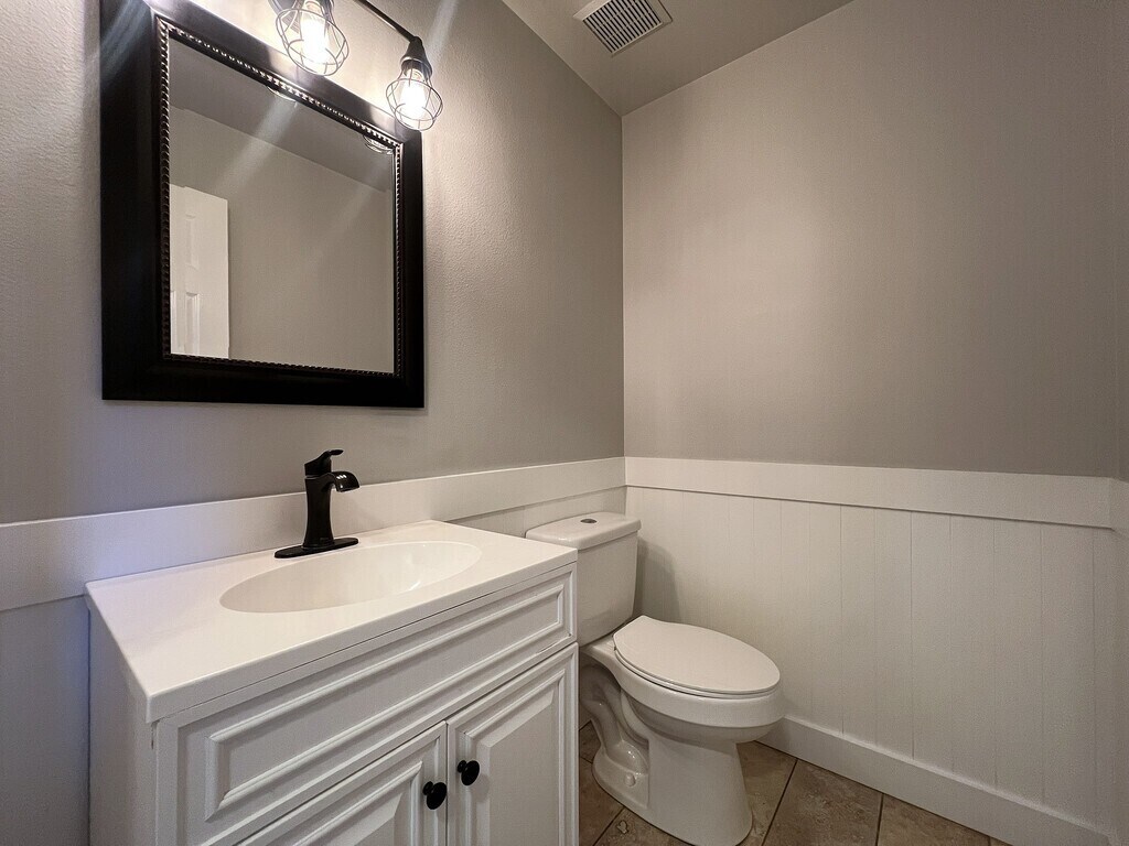 Building Photo - 2541 E Clarene Ct