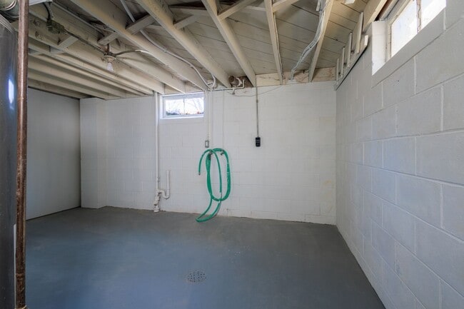 Building Photo - Gorgeous 4 bed 2 bath single-family home in Council Bluffs, IA