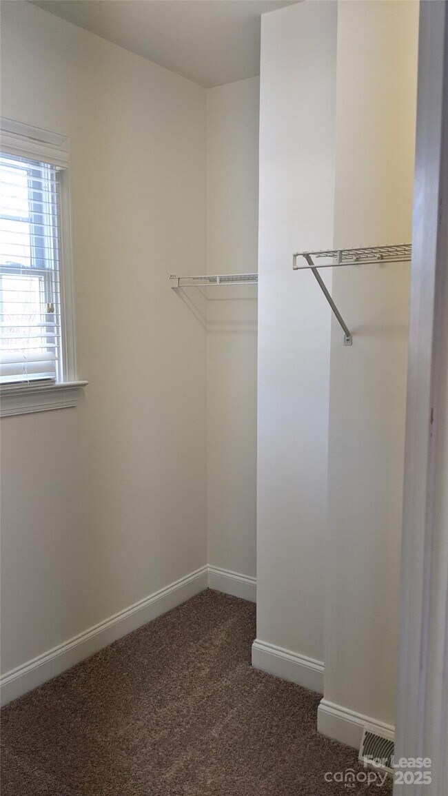 Building Photo - 16007 Kelly Park Cir