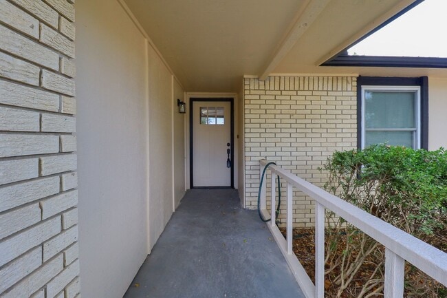 Building Photo - 3 bed/2bath! Fully remodeled!