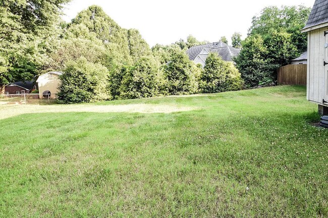 YARD - 5410 Stone Crossing Dr