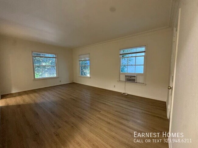 Building Photo - 127 N Doheny Dr