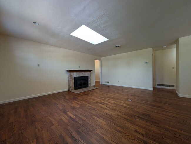 Building Photo - 890 E 29th Ave