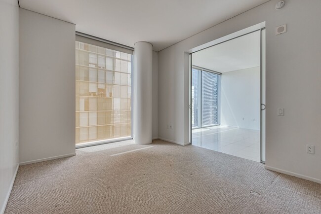 Building Photo - Veer Towers 2210E-CityCenter Views from th...