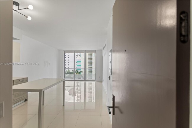 Building Photo - 1300 Brickell Bay Dr