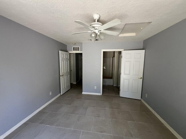 Building Photo - 1091 N Lion Cub Point