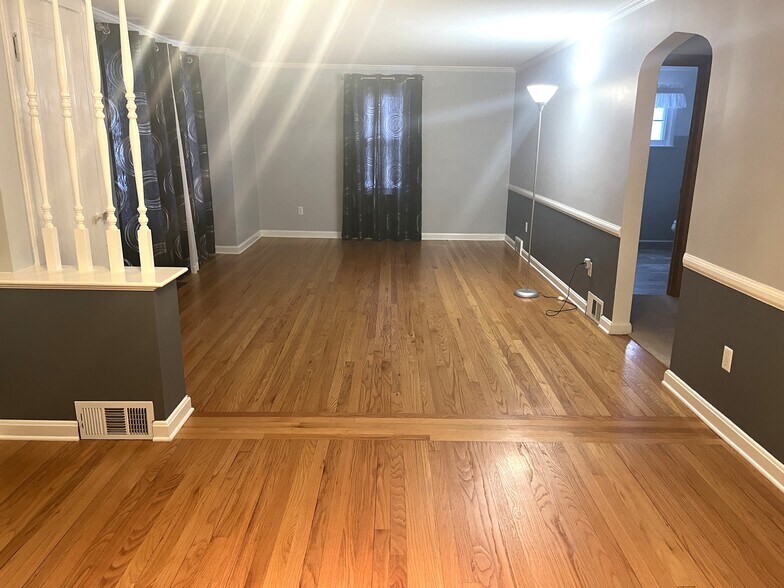 Building Photo - 935 Marshall Dr