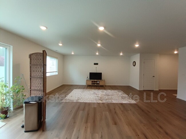 Building Photo - 109 W Goldenrod Ave
