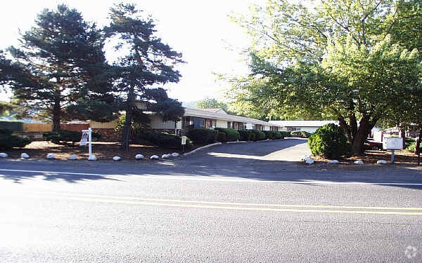 Primary Photo - Evergreen Apartments