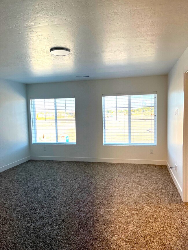Building Photo - 1185 S 200 E