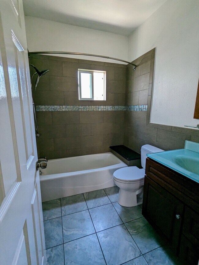 Building Photo - 209 N Idaho St