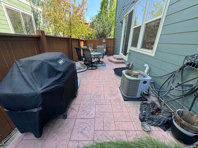 Building Photo - Modern & Light-Filled Home in Central Park – Prime Location