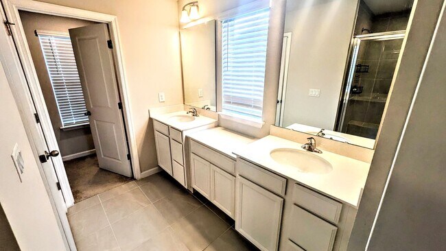 Building Photo - Annual UNfurnished NEW 4/ 2 1/2 home off S...