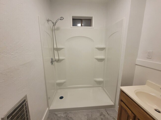Building Photo - Charming 2 bed 1 bath