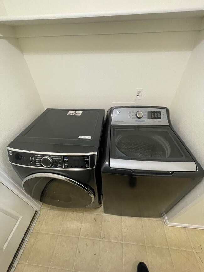 Building Photo - 4 Bedroom 3 Bathroom Home Available now!