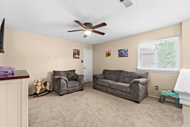 Building Photo - Texas sized home near the golf course