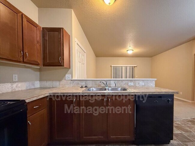 Building Photo - 519 Catron St N