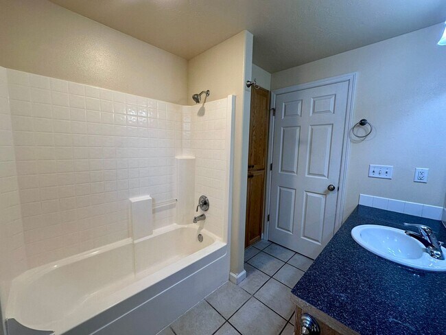 Building Photo - 6204e