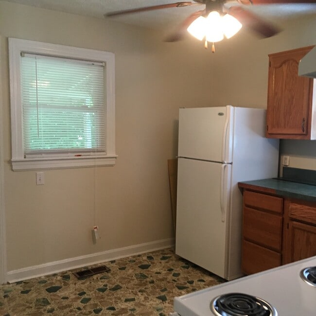 Building Photo - Spacious 3BR/2BA Home off of Taylor Blvd