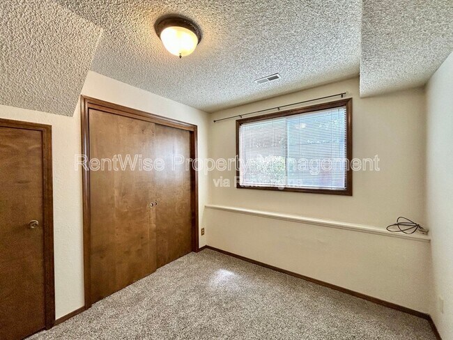 Building Photo - 875 N Gossett Pl