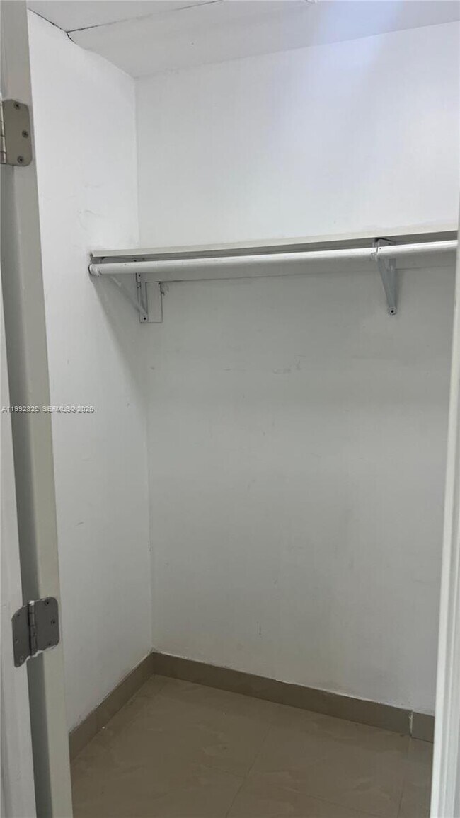 Building Photo - 15205 NE 6th Ave