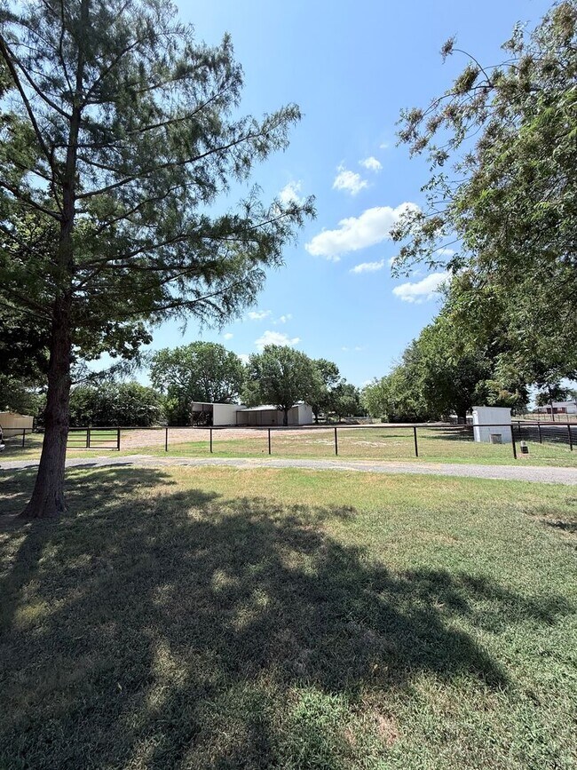 Building Photo - Hard to find Weatherford, TX rental with l...