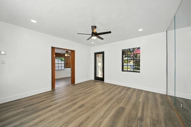 Building Photo - 4613 W Fair Oaks Ave