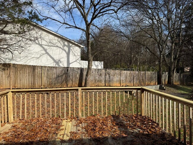 Building Photo - 11105 Lake Hills Dr