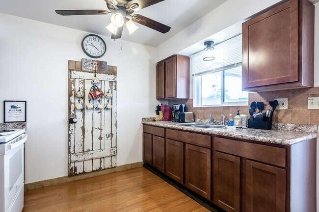 Building Photo - 10545 W Coggins Dr