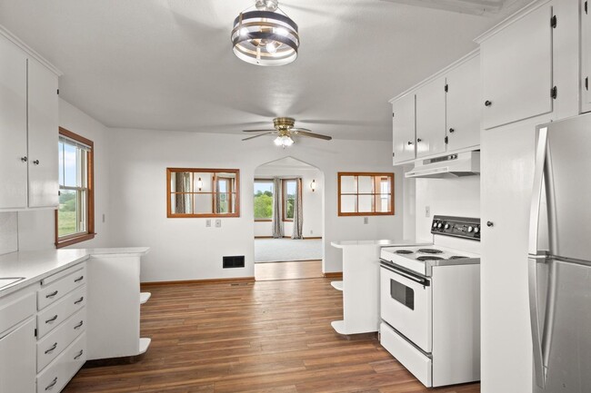 Building Photo - BEAUTIFUL remodeled home with your own vie...