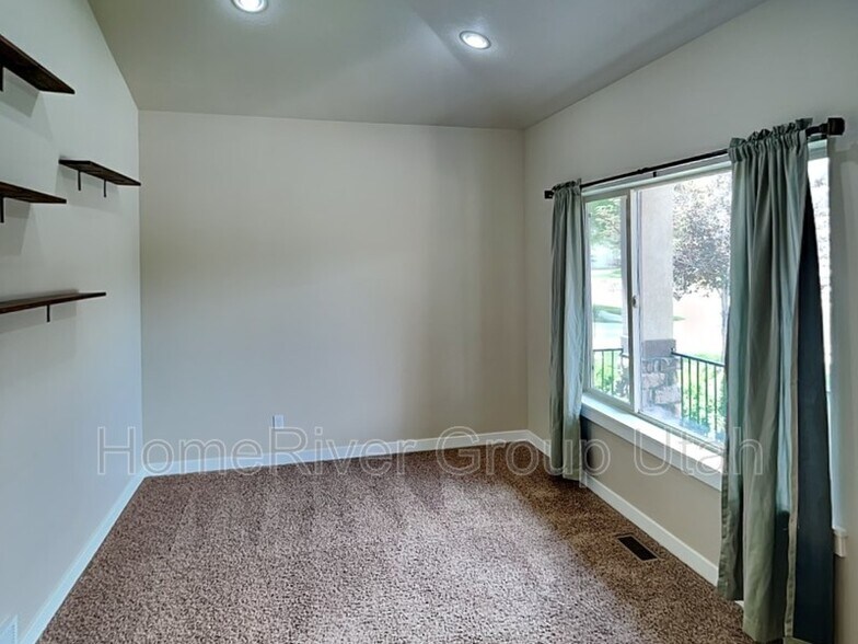 Building Photo - 10796 N La Costa