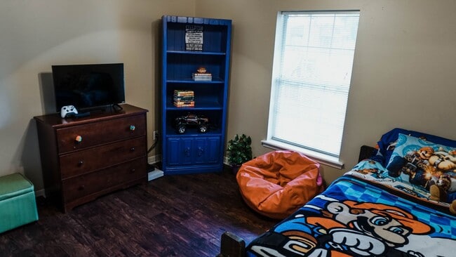 Building Photo - 3 Bedroom 2 Baths 2000 sq/ft in Stockwell