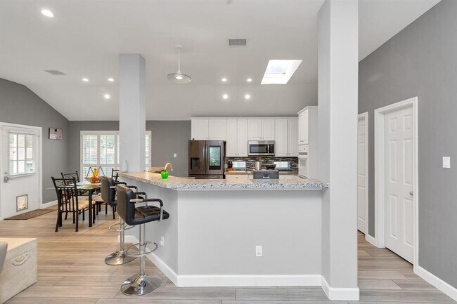Building Photo - 1303 Raintree Cir