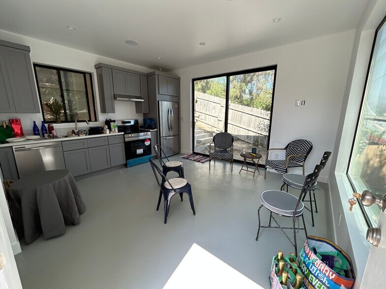 Open floor plan - living and kitchen space. - 4435 Radium Dr