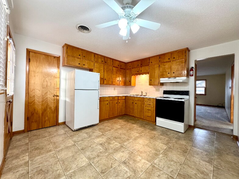 Primary Photo - 214 8th Ave SE