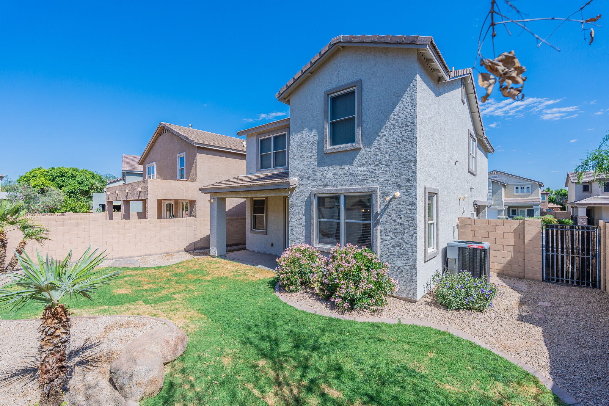 Building Photo - 2225 E Sunland Ave