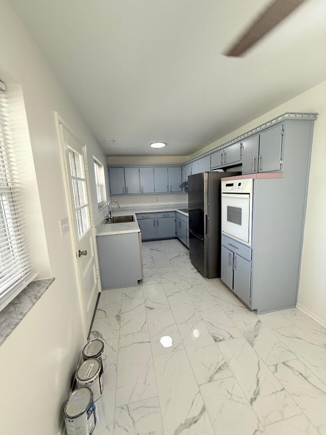 Building Photo - 663 Redwood Dr