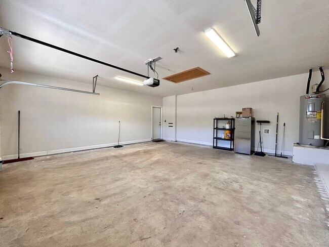 Building Photo - Modern 2 Bed / 2 Bath Home with Stylish Upgrades