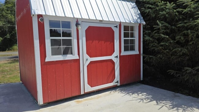 Building Photo - 3 bedroom, 1 3/4 bath home in Hoquiam on t...