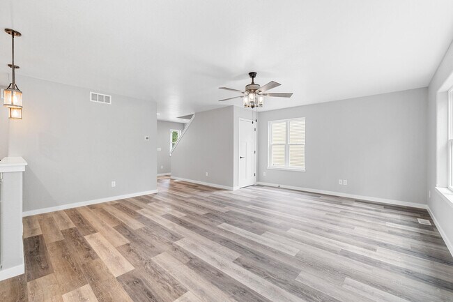 Building Photo - 2103 Daisy Dr