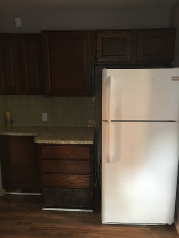 Building Photo - 3 Bed/1 Bath - detached garage $850/month