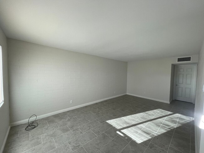 Building Photo - Recently remodeled condo close to downtown...