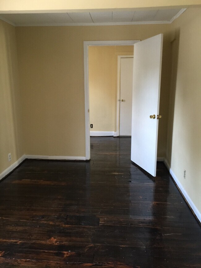 Building Photo - 42 Henrietta- updated 2 bedroom 1 bath - c...