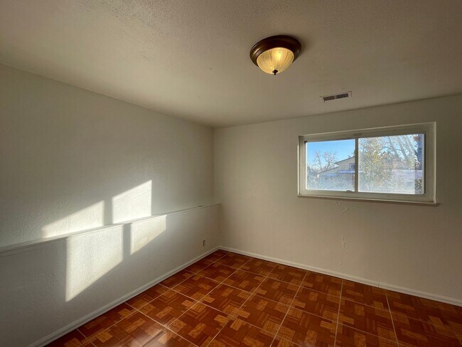 Building Photo - Cozy Tri-Level Home in Thornton! AVAILABLE June 2nd!