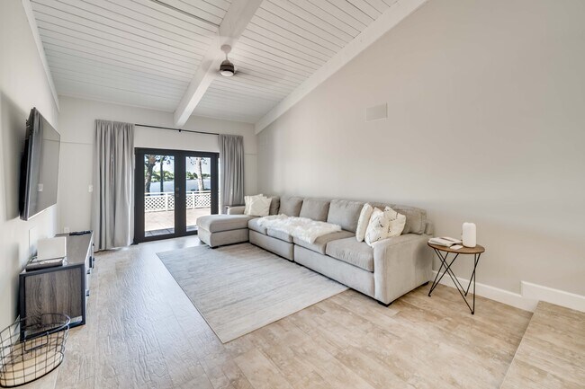 Building Photo - 2250 Buttonwood Ave