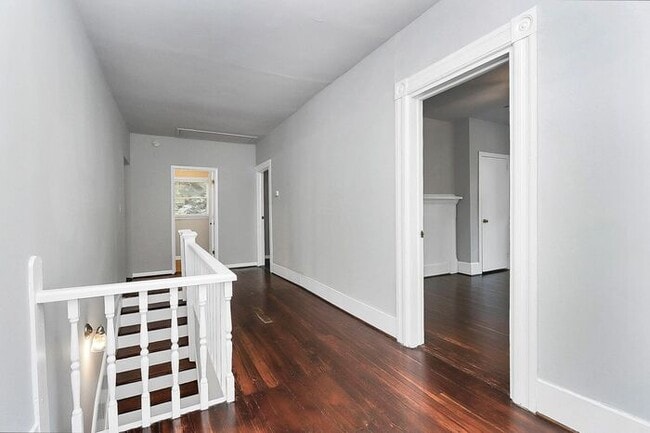 Building Photo - Charming 2nd Floor 2BD/1BA Unit on Pecan Ave!