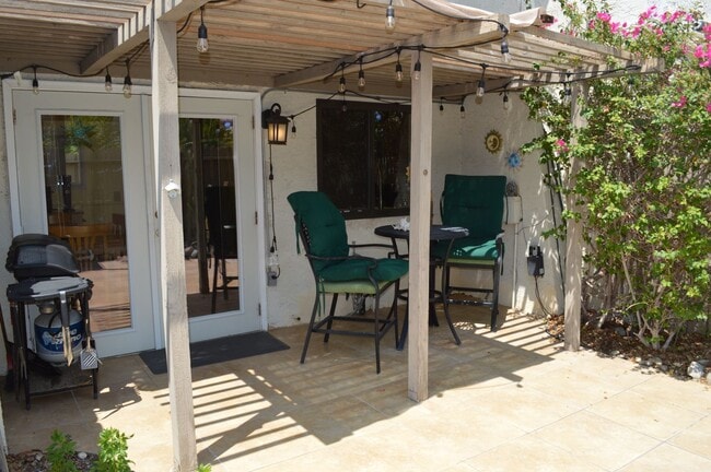 Building Photo - Casa de Oro in Little Tuscany, SEASONAL/MO...