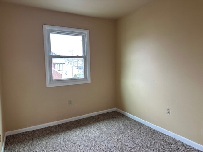 Building Photo - 10 E Front St